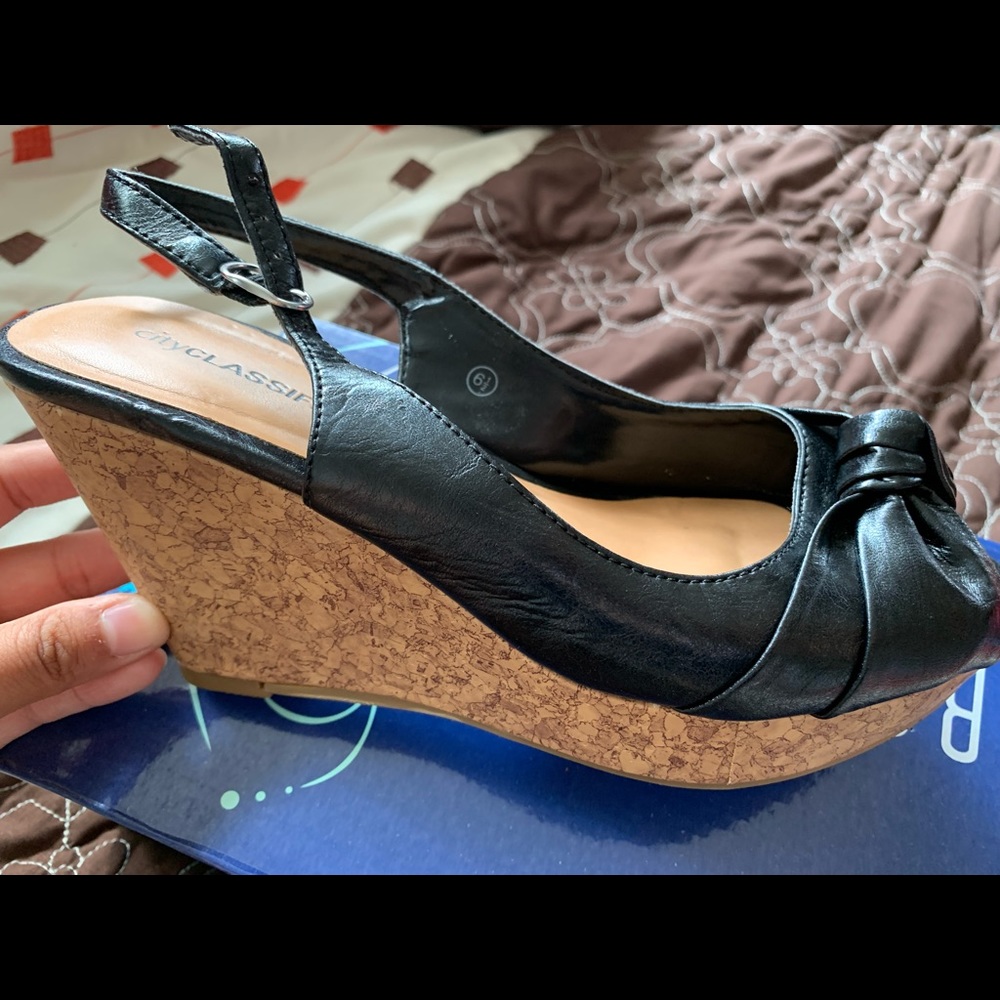 BLACK/BROWN WEDGES